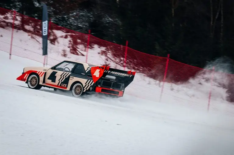 Audi S1 Pikes Peak Edition von LCE Performance mit Startnummer 4 driftet auf einer verschneiten Rennstrecke beim RD48 Ice King Battle 2026, Schneestaub am Heck, rote Absperrnetze im Hintergrund.